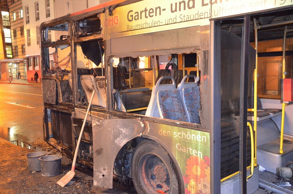 Stadtbus fing Feuer Koeln Muelheim Frankfurterstr Wiener Platz P132.JPG